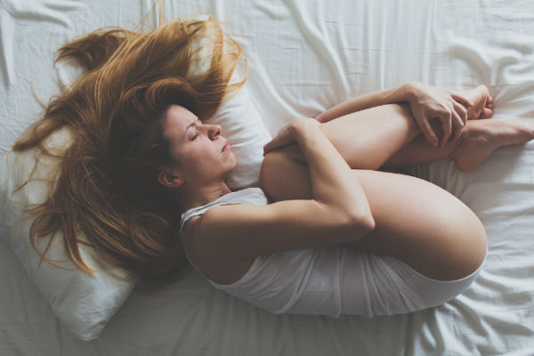 Mujer en la cama (Foto: iStock)