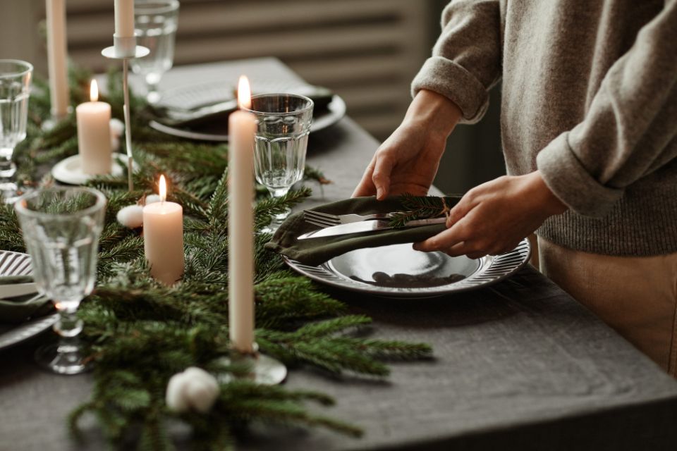 10 ideas originales para decorar la mesa en Navidad (Envato)