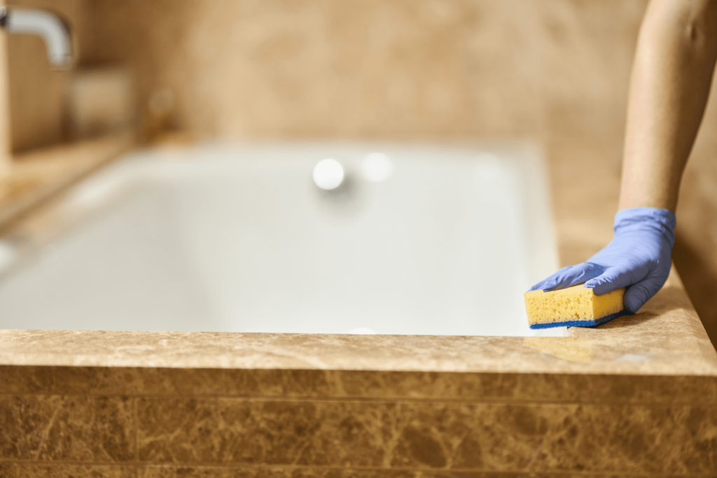 Limpia tu baño en profundidad para eliminar el moho (Envato)