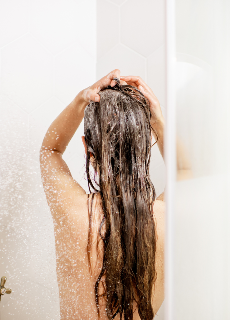 ¿Cada cuánto tiempo debes lavarte el pelo y por qué? (Envato)
