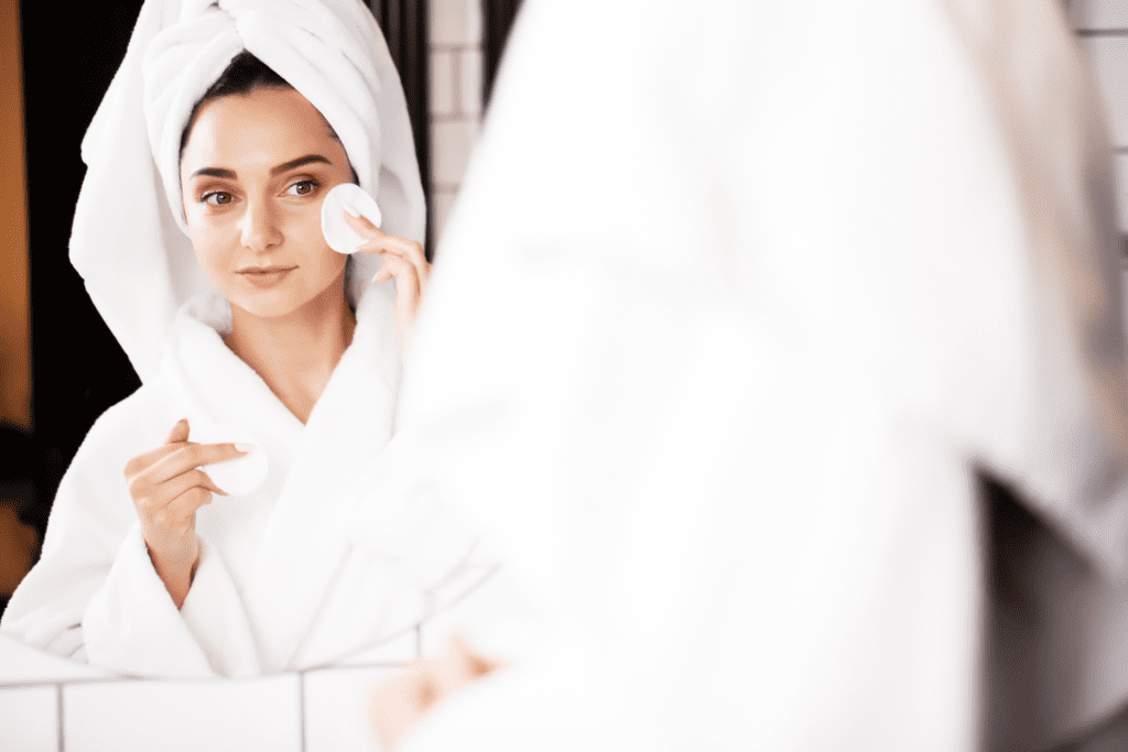 ¿Cómo hacer una higiene facial en casa? (Envato)