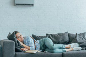 ¿Es bueno dormir con el aire acondicionado encendido?