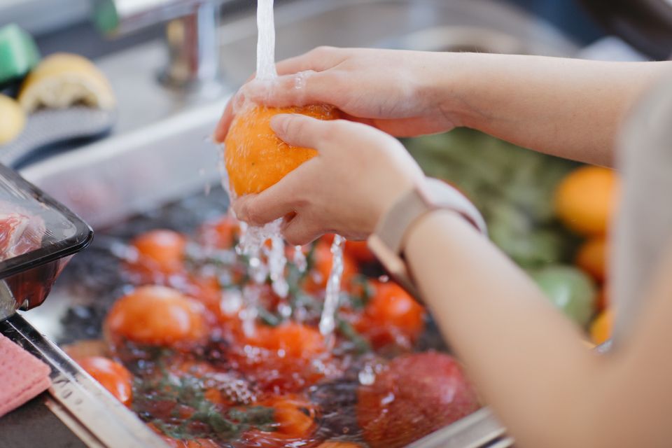 Cómo lavar correctamente las frutas y verduras (Envato)