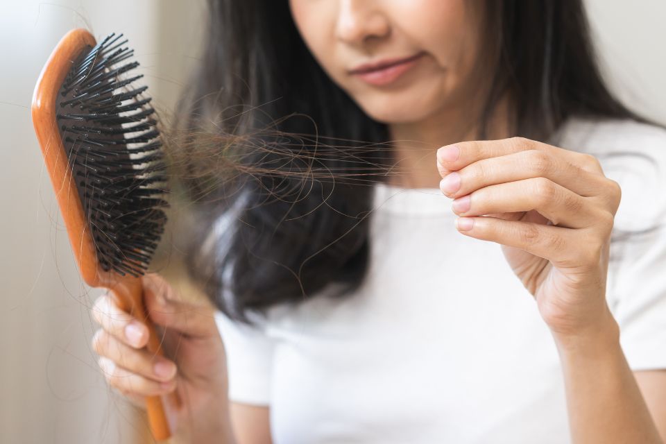 6 pasos para limpiar tu cepillo de pelo (Adobe Stock)