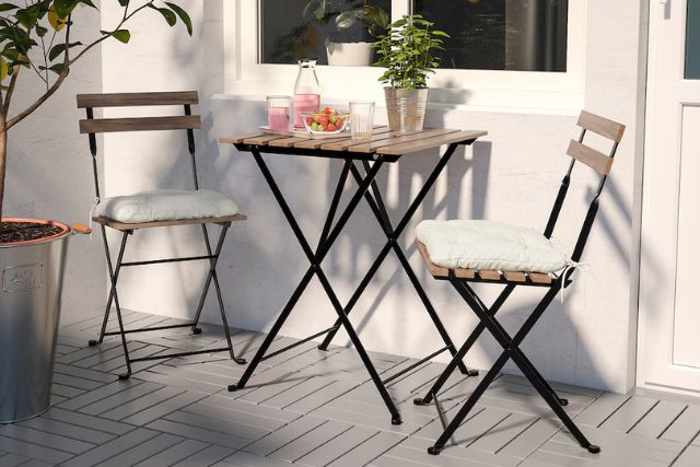 Mesa y sillas plegables para decorar balcones pequeños (IKEA)