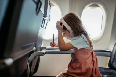 El truco viral para mantener entretenidos a los niños en el avión