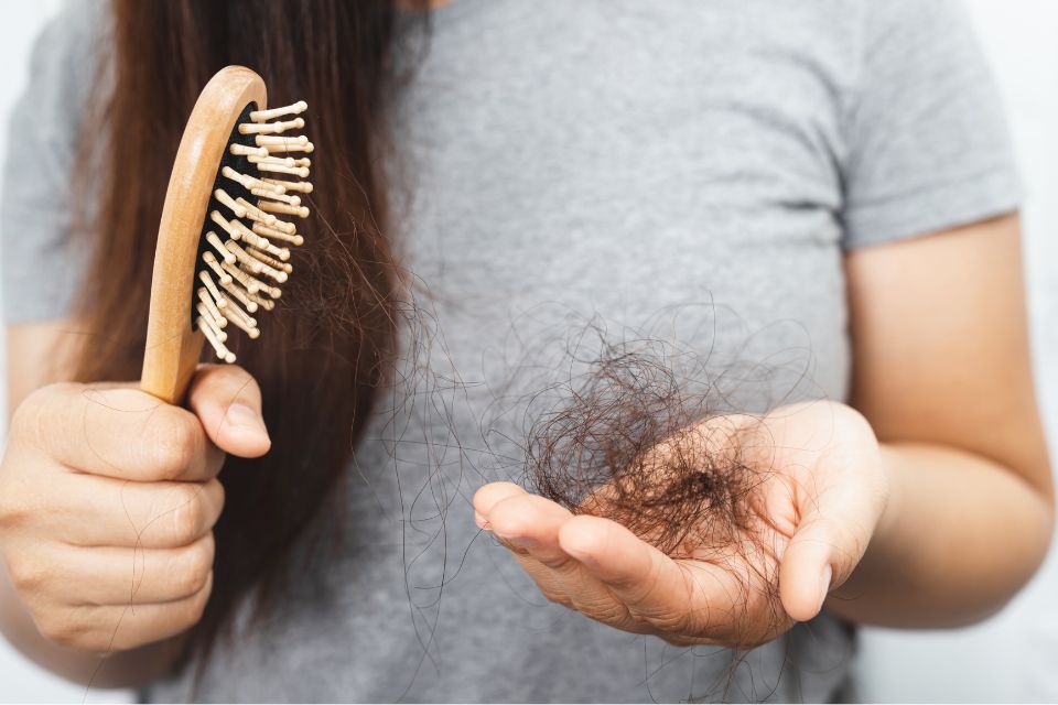 Cómo evitar la caída del cabello en otoño (Envato)