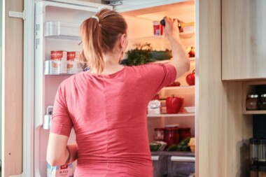 Conoce el Fridgescaping, la tendencia de decorar el interior de las neveras